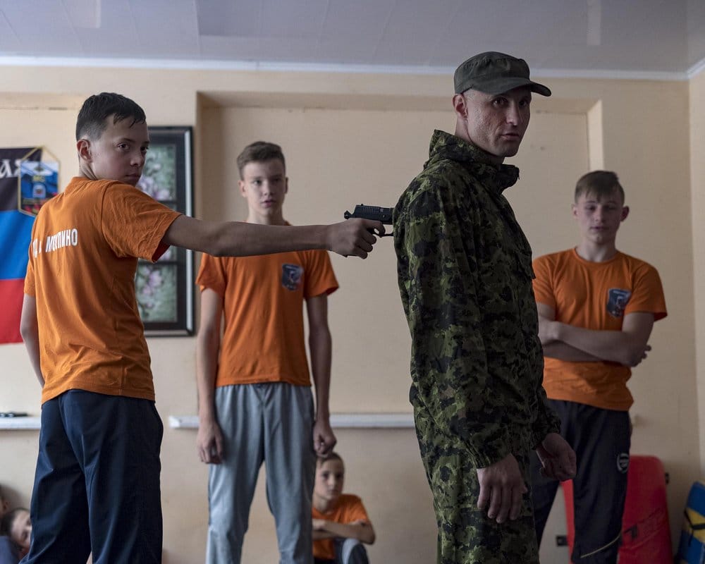 Un enfant s'entraîne à désarmer un ennemi dans le club patriotique de Mospino.
