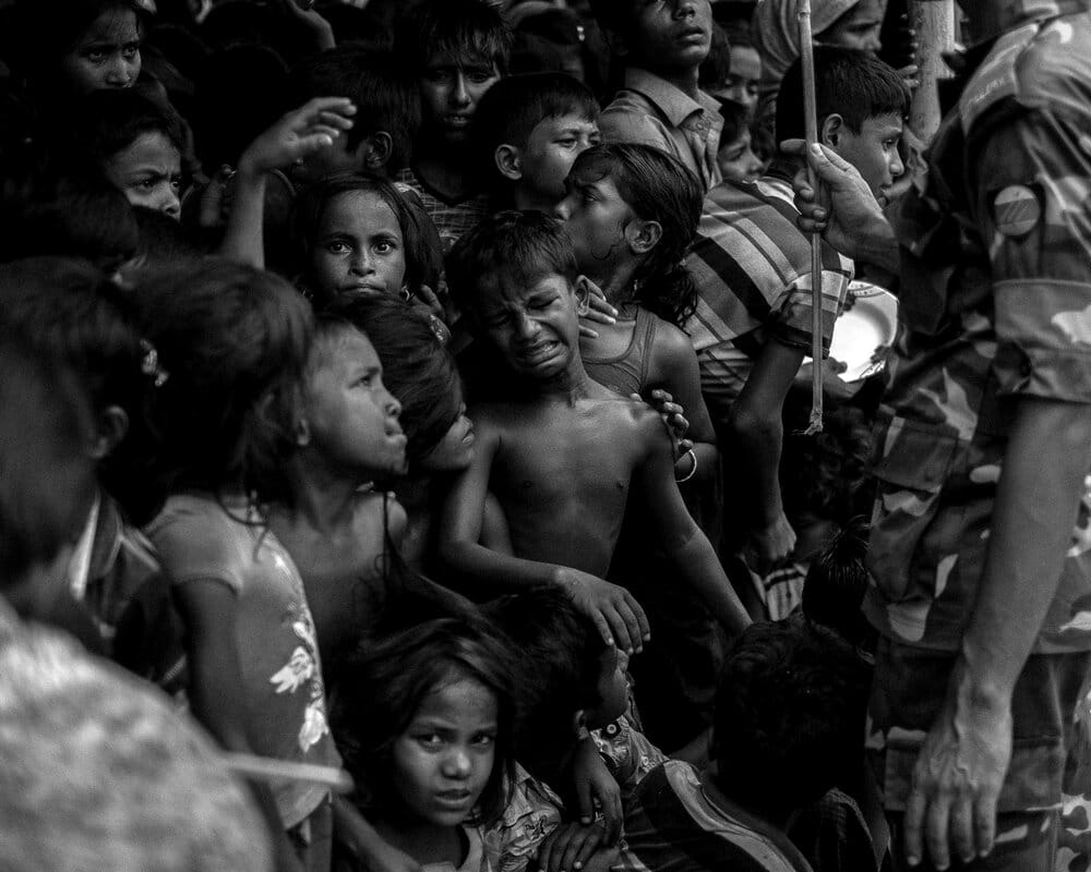 Photos d'enfants Rohingyas, la tension monte pendant une distribution de nourriture. 