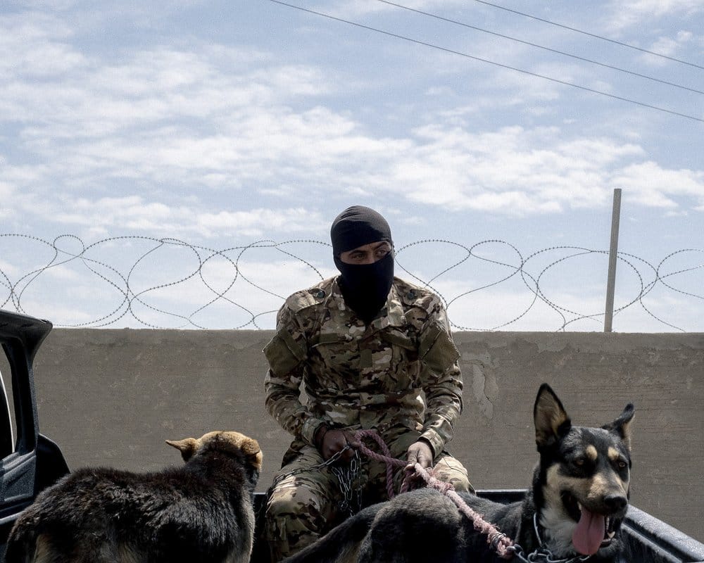 Des membres de la milice des Forces démocratiques syriennes (FDS), composée d'une majorité de YPG, se préparent à quitter leur caserne pour partir en opération. Mohammed, un maître-chien spécialisé dans la détection d'explosifs, se tient prêt.
