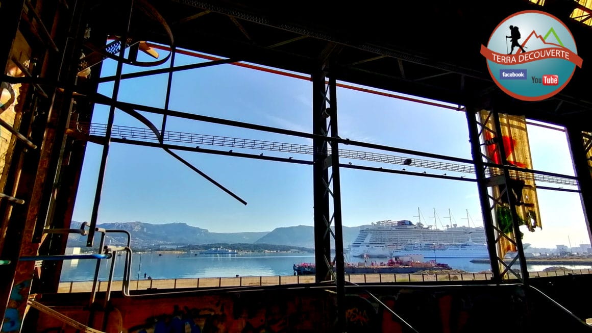 Photo montrant la vue du chantier sur la mer.