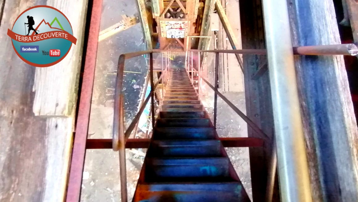 Photo d'un escalier très étroit et haut dans le chantier.