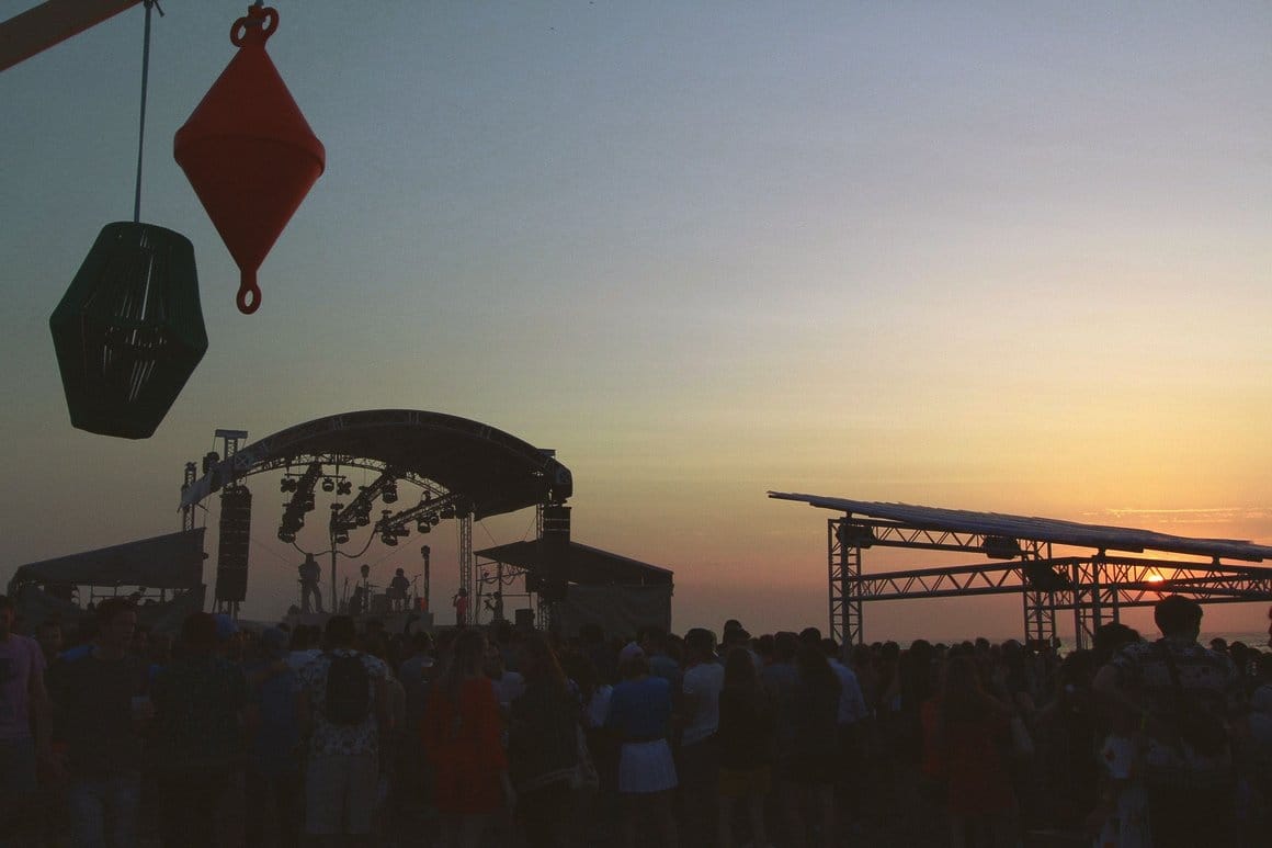 Photo montrant la scène du festival au coucher de soleil.