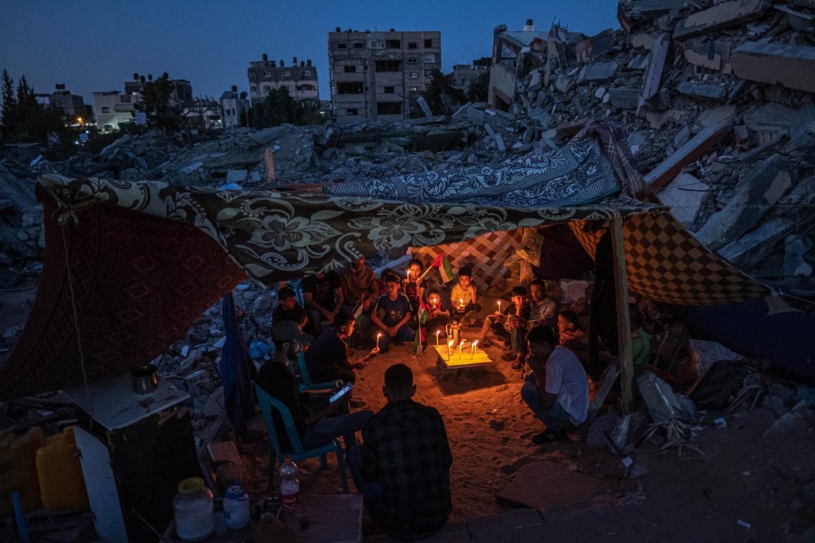 Des enfants palestiniens éclairés sous une tente à Gaza