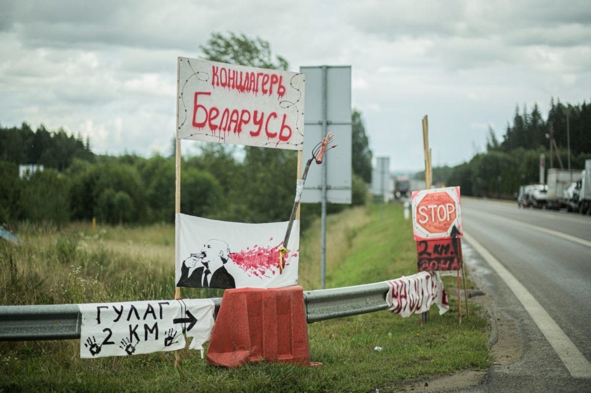 Indications "goulag à 2km" à la frontière entre la Biélorussie et la Lituanie