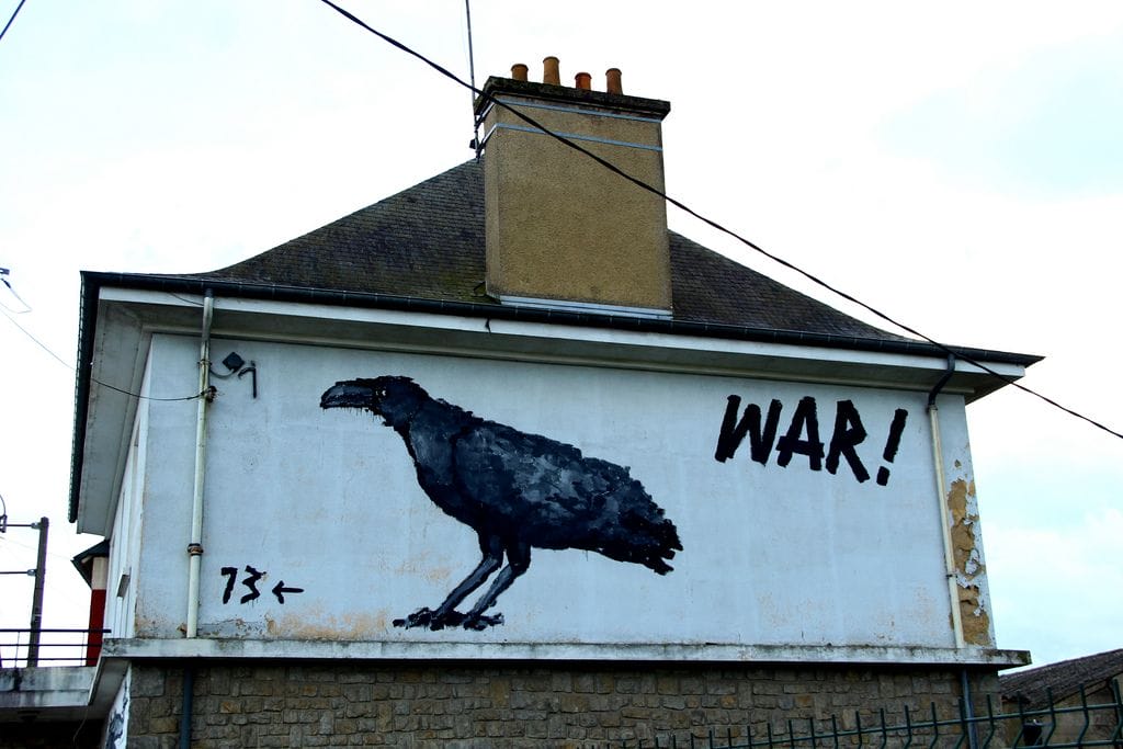 Corbeau sur mur blanc signé par le street artiste War ! 
