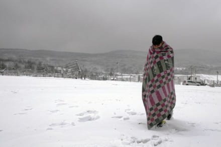 Une migrante traverse une étendue de neige