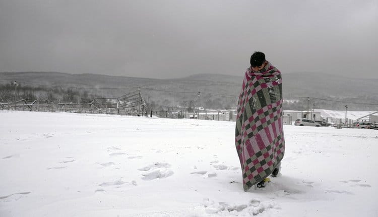 Une migrante traverse une étendue de neige