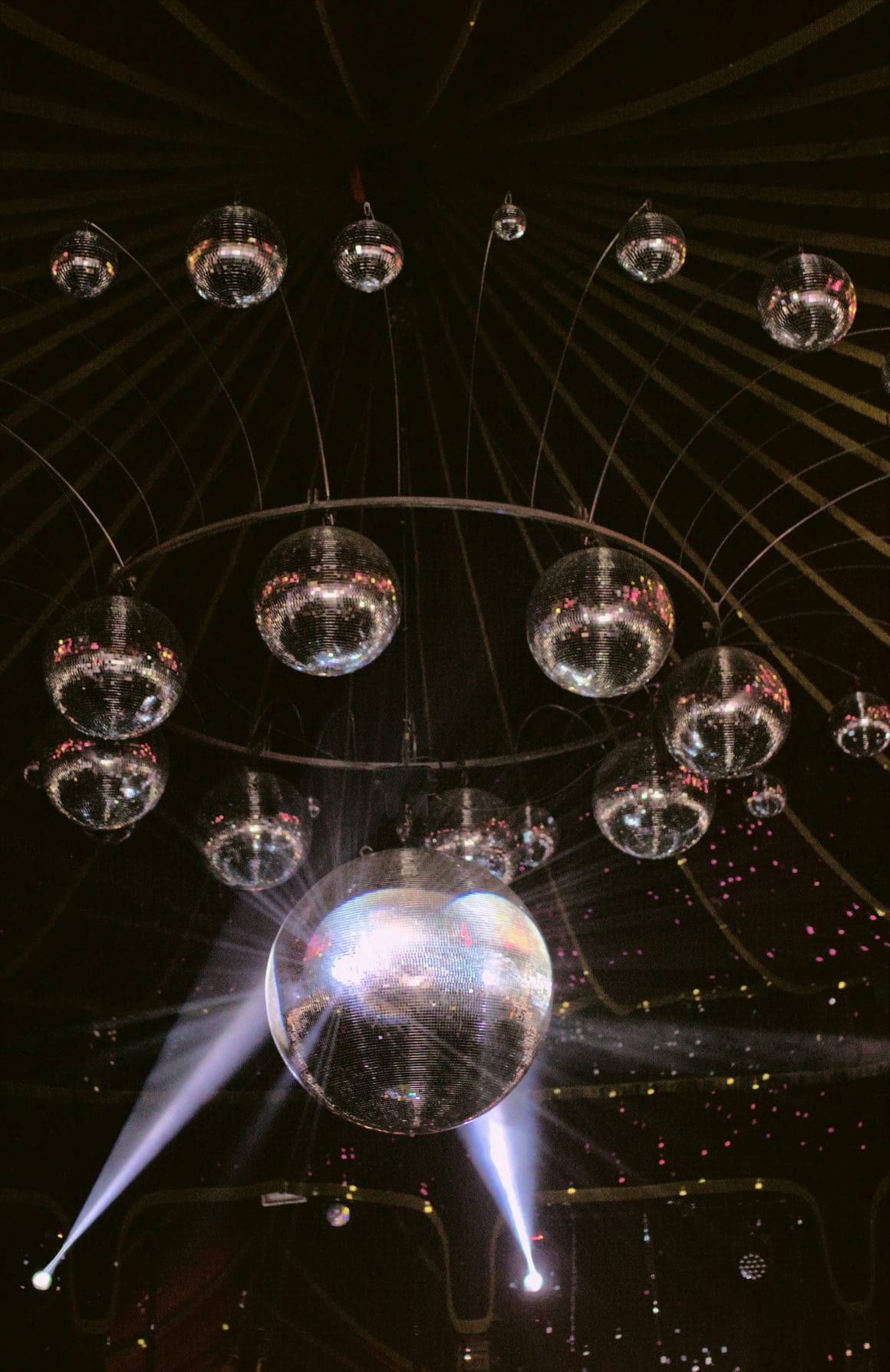 festival Mythos à Rennes au parc du thabor, les boules à facettes forment le magic mirrors