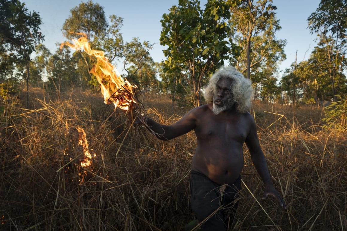 Un homme met le feu au bush australien pour préserver l'environnement