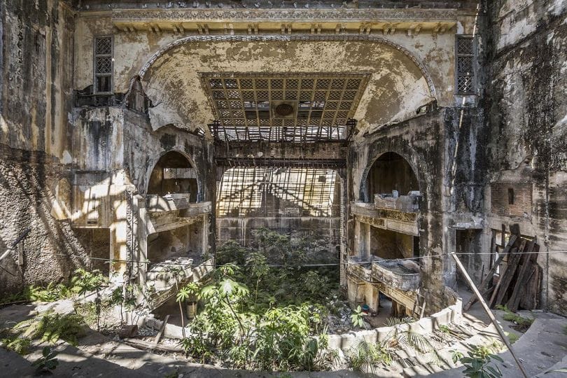 Théâtre à Cuba détruit par la nature
