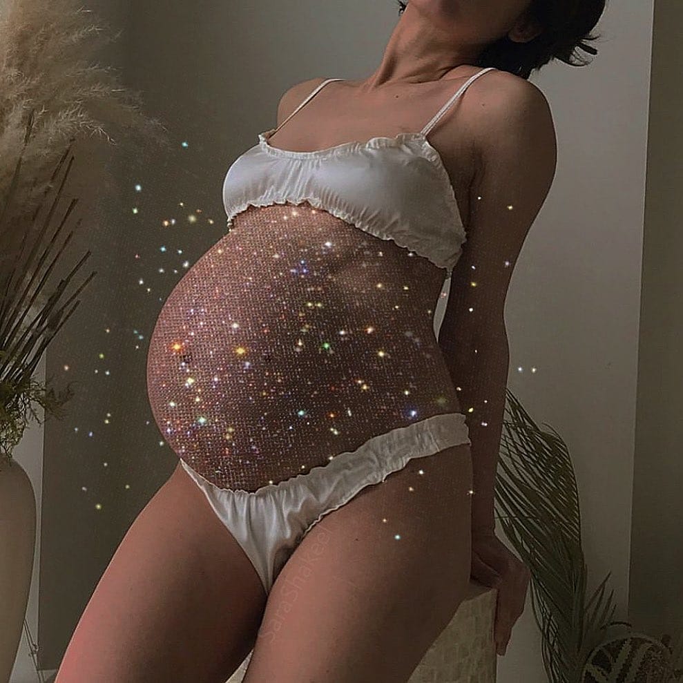 Femme enceinte avec des diamants rajoutés sur son ventre