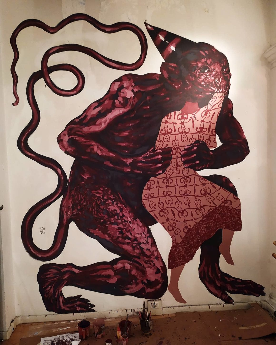 Œuvre de Nicola Alessandrini et Lisa Gelli représentant un singe rouge avalant une femme. 