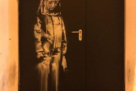 Porte de secours du Bataclan recouverte d'une œuvre de Banksy