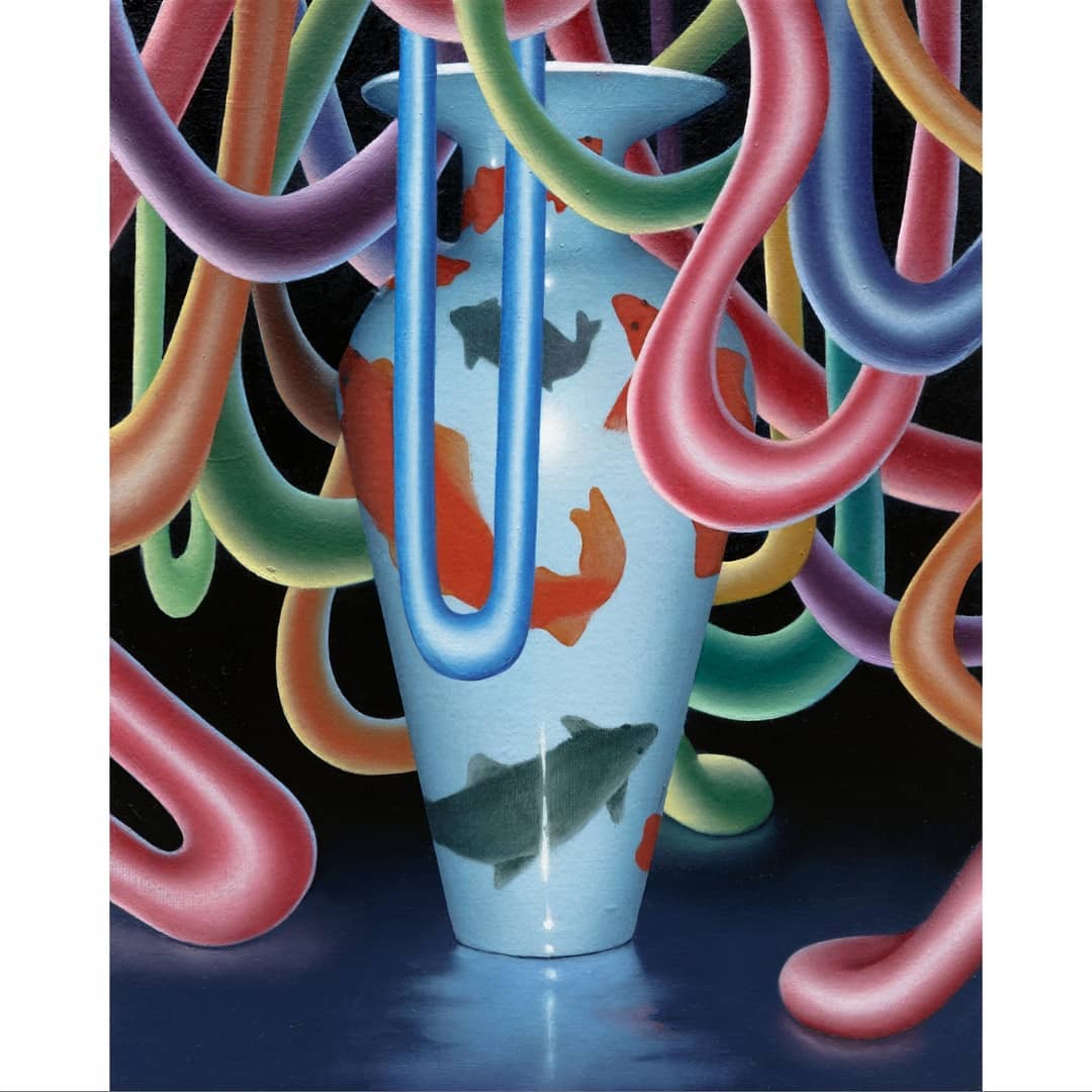 Vase coloré avec des tubes multicolors qui l'entourent