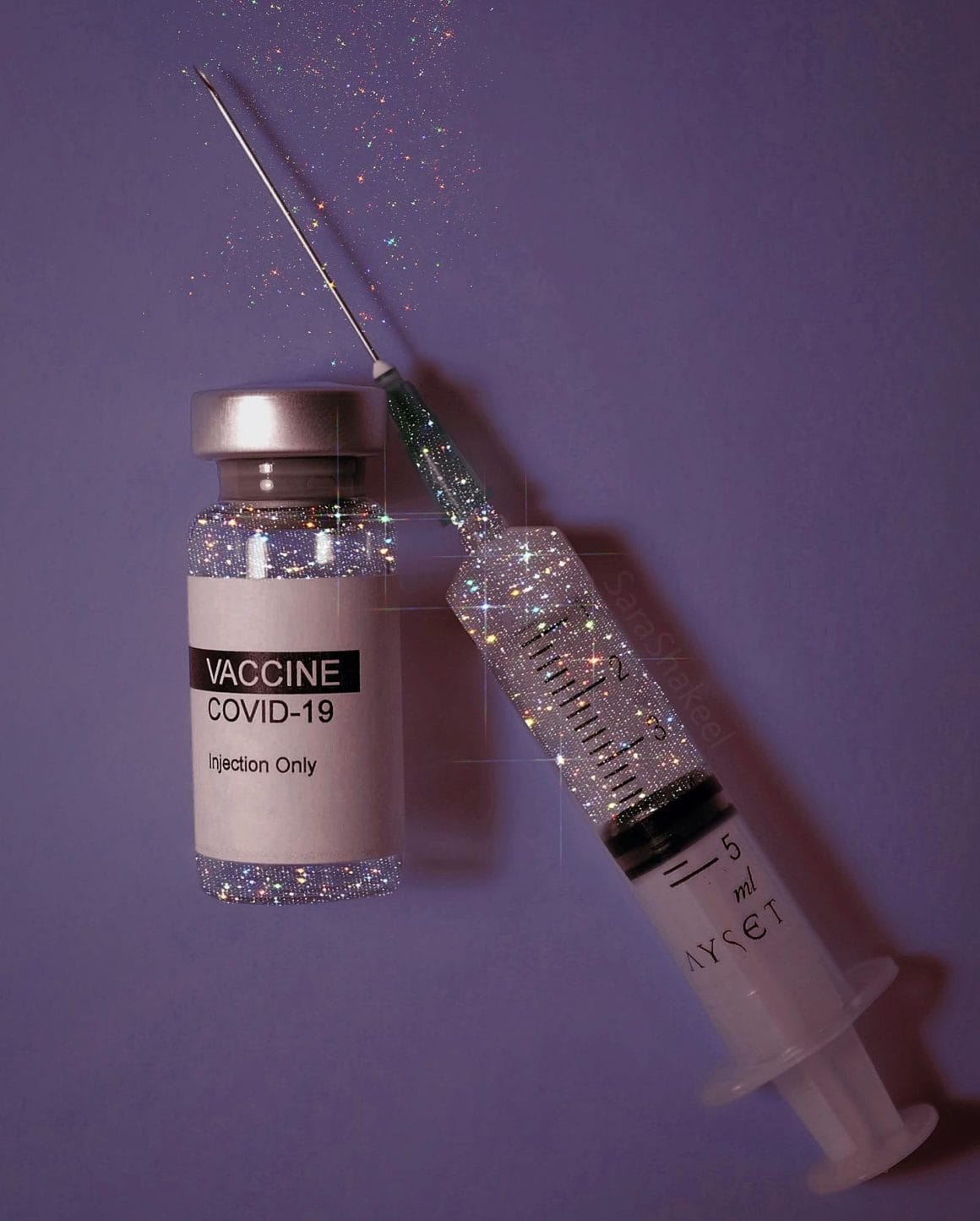 Photo d'une seringue et d'un flacon de vaccin contre le Covid19