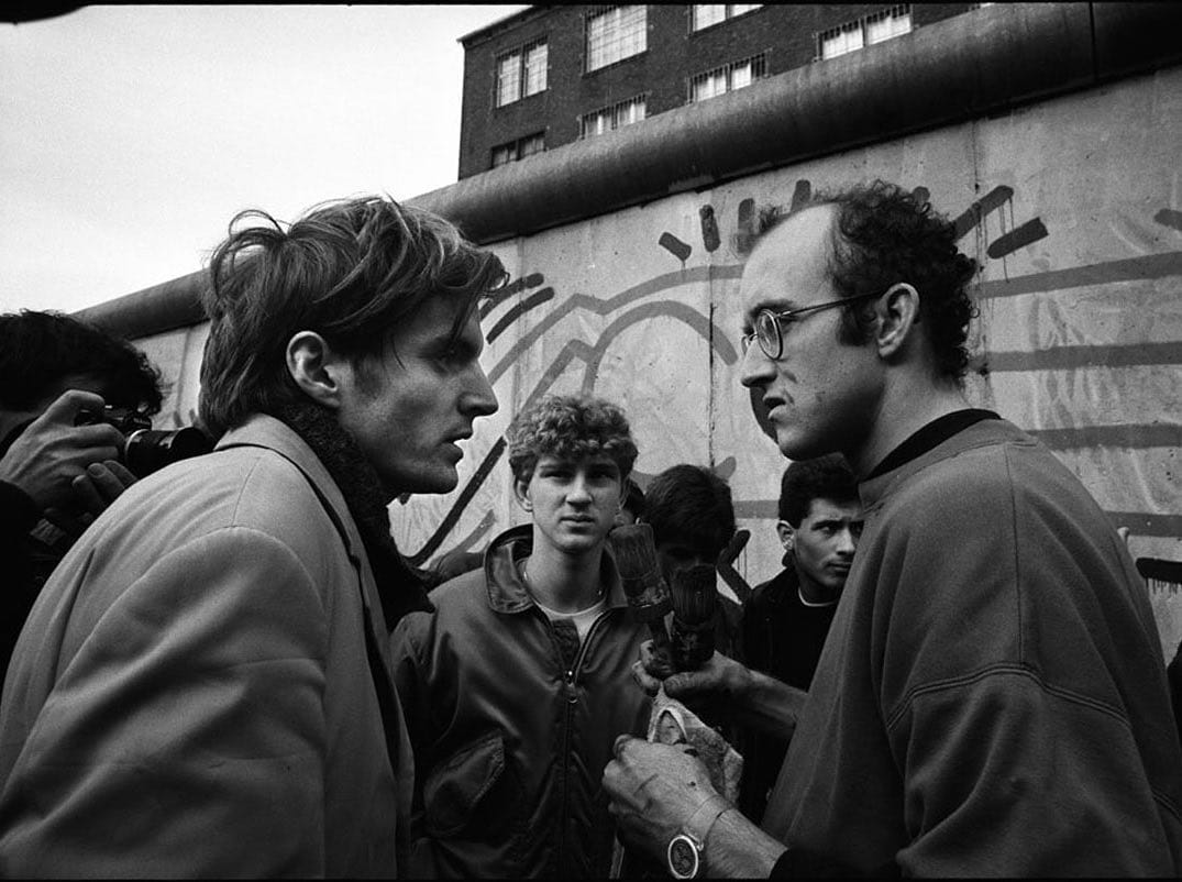 Keith Haring et Thierry Noir devant le mur de Berlin