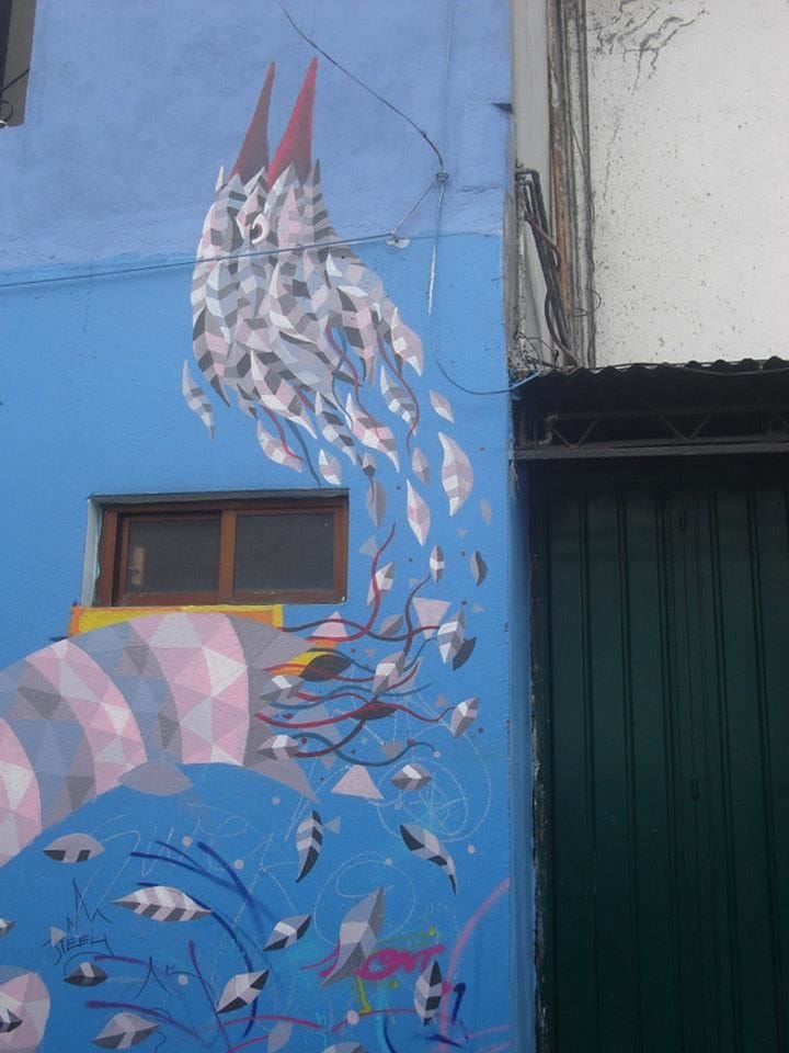 oiseau en pleine décomposition peint sur un mur.