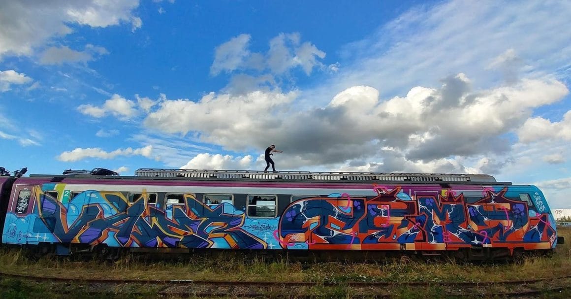 Graffiti par le graffeur Valer sur un train