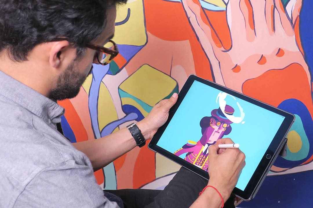 Julian Ardila en train de dessiner sur une tablette