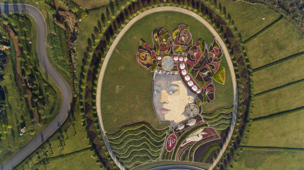 Ce portrait nommé Young Woman of China est l'œuvre préférée de l'artiste car il a été le plus ambitieux à réaliser.