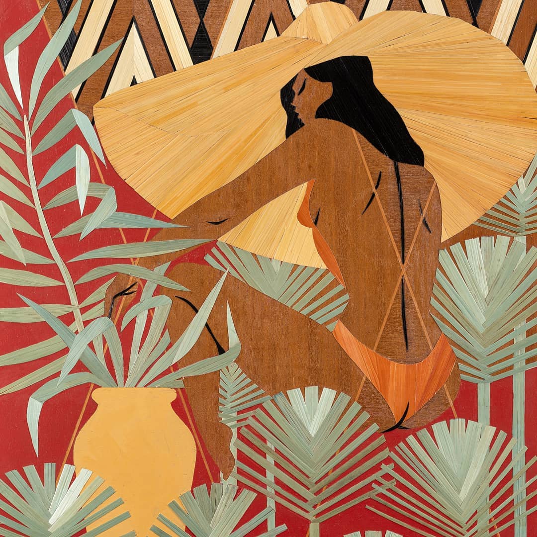 Cette peinture représente une femme en maillot de bain de dos avec un long chapeau beige et des feuilles tout autour d'elle.