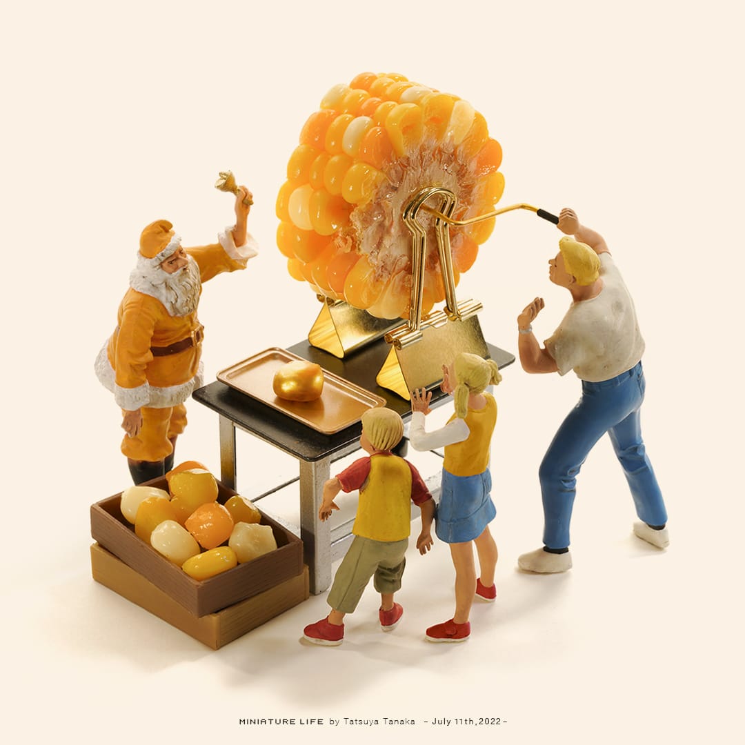 Ce diorama représente une roue de maïs avec un père Noël jaune.