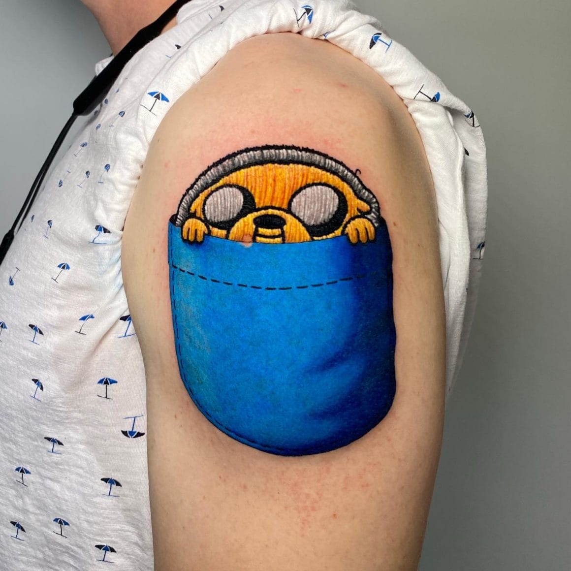Ce tatouage représente le personnage principal de la série d'animation Adventure Time.