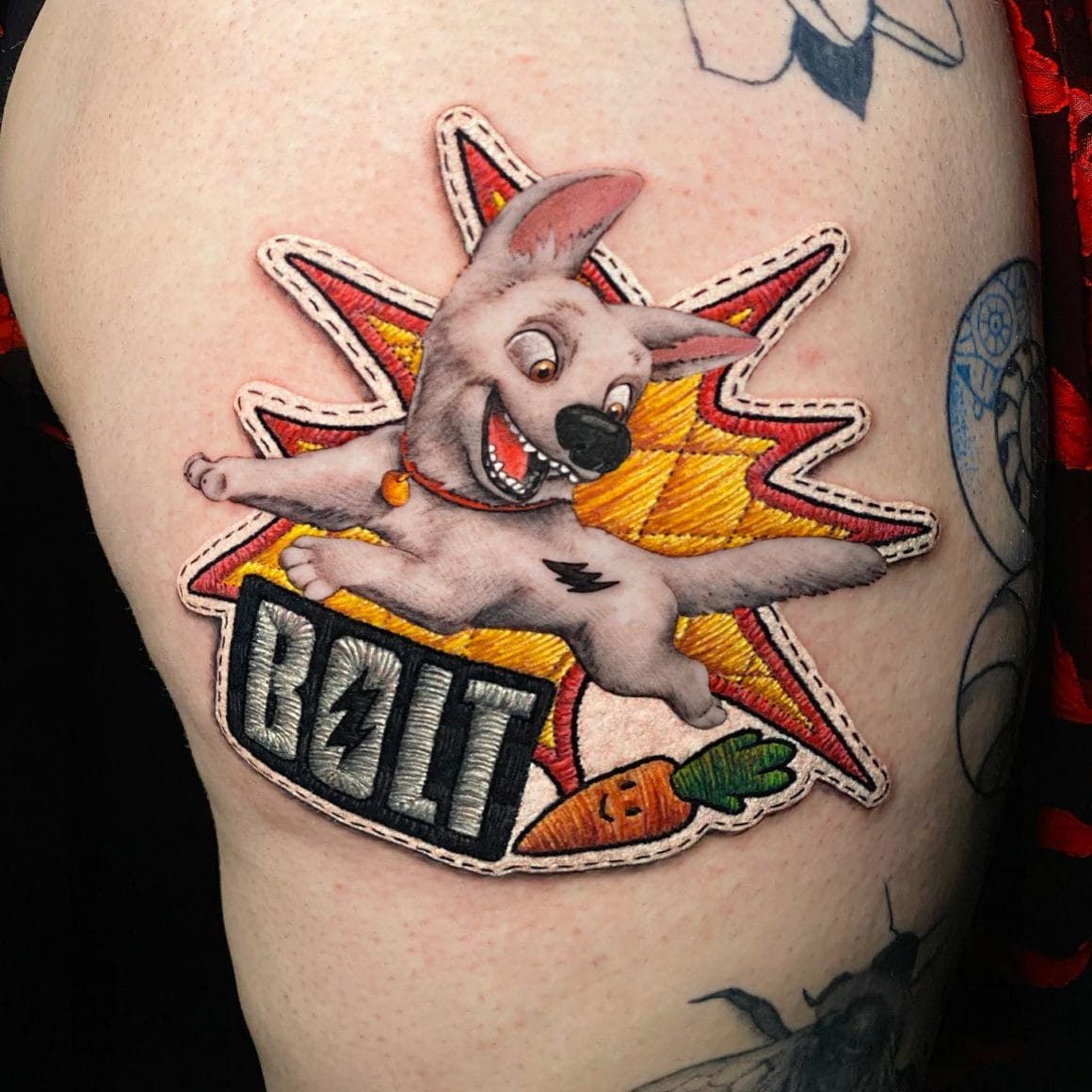 Ce tatouage représente le petit chien de Bolt, avec sa carotte et un flash pour montrer sa vitesse.
