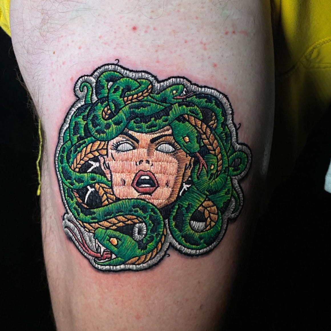 Ce patch représente la célèbre Médusa, connue pour ses cheveux de serpents et son regard capable de transformer quelqu'un en pierre.