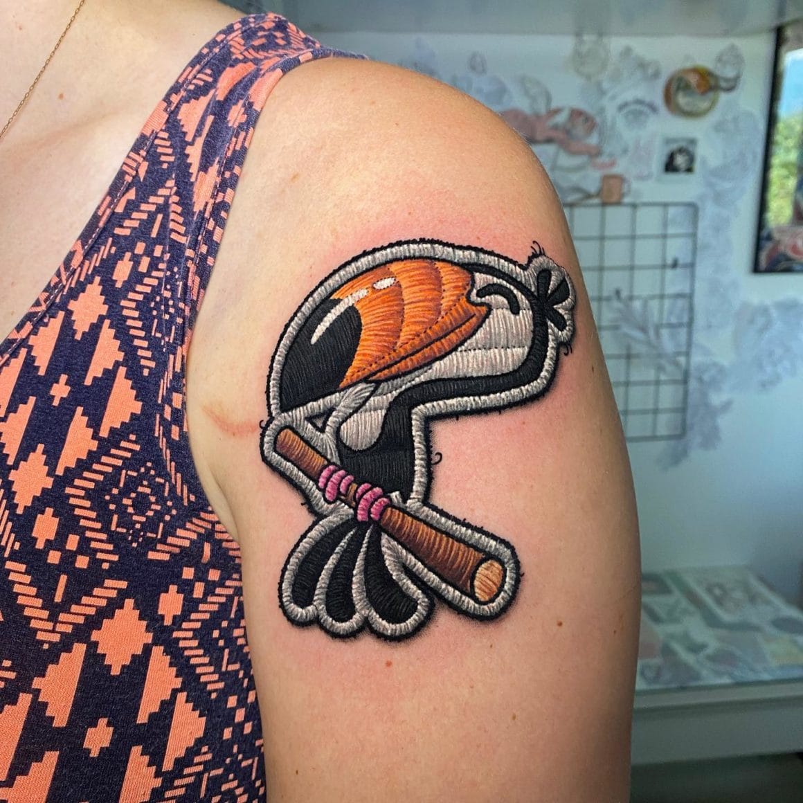 Ce tatouage représente un perroquet aux traits de dessins animés.