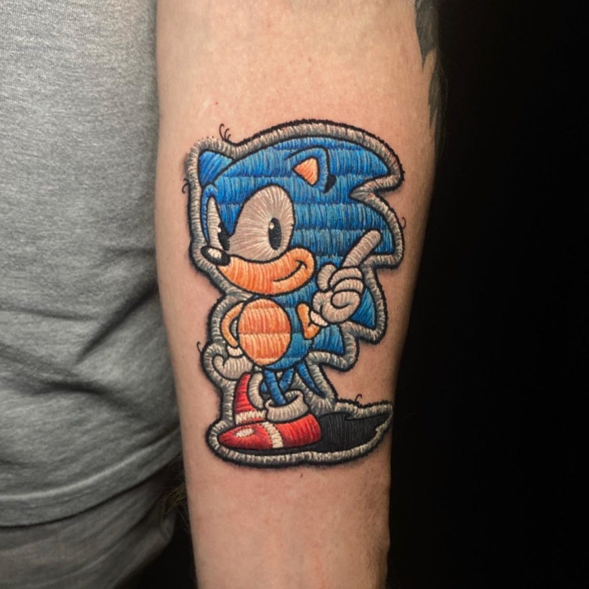 Ce patch représente un personnage bien connu en dessin animé, aussi adapté en jeux vidéos, il s'agit de Sonic.