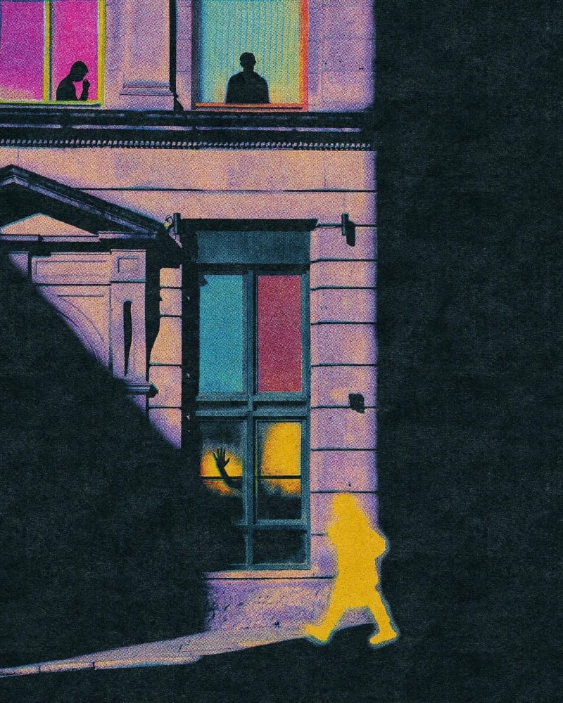 La silhouette jaune déambule dans les rues de la ville au crépuscule. Derrière les portes fermées, d'autres âmes errent et guettent. 