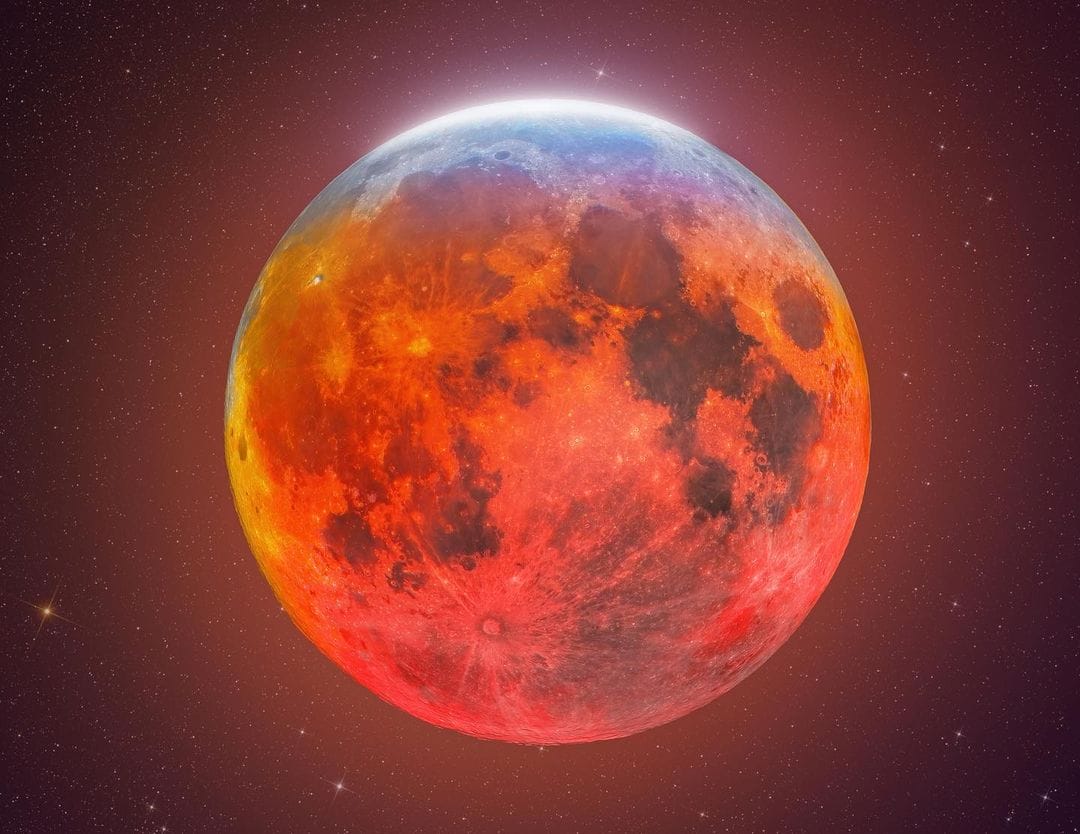 photo de la lune lors d'une éclipse solaire totale couleur rouge vif et orange feu