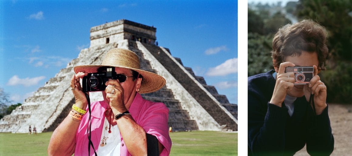 À gauche un homme à la chemise rose et au chapeau de paille prend en photo la pyramide du Machu Pichu. À droite une femme aux cheveux courts nous prend en photo. 