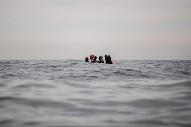 Une famille de 6 personnes traverse la Manche sur un très petit bateau au risque de leur vie.