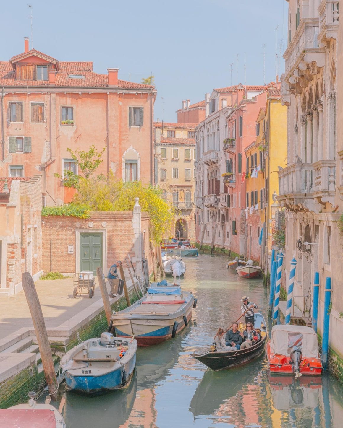Photographie d'une ruelle de Venise durant la Dolce Vita par Teresa Freitas