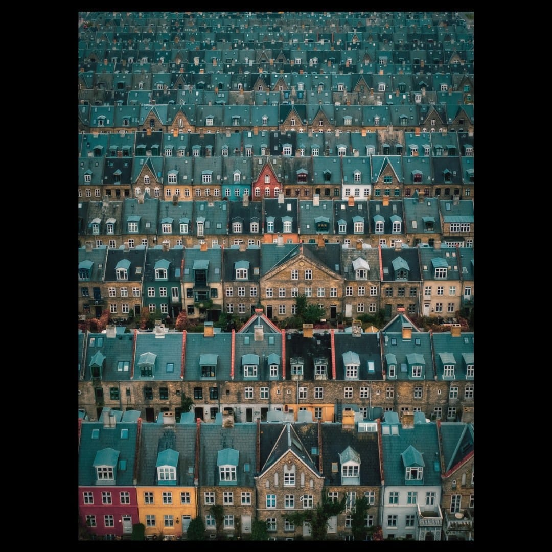 Photo d'un quartier vieux de plus de 200 ans au Danemark. Les maisons sur plusieurs étages sont parfaitement alignées.