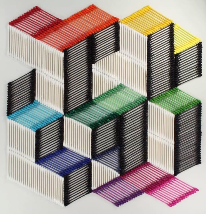 Oeuvre illusionniste représentant des cubes en reliefs réalisée avec des coton-tiges peints 