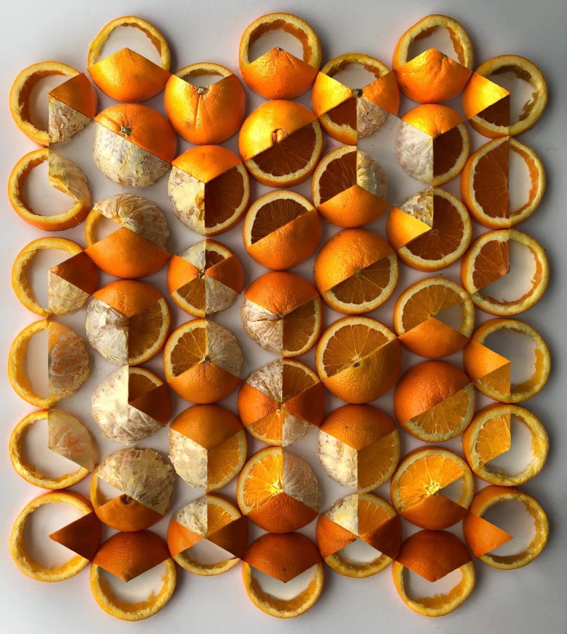 Oeuvre illusioniste formant des formes cubiques réalisée à l'aide d'oranges