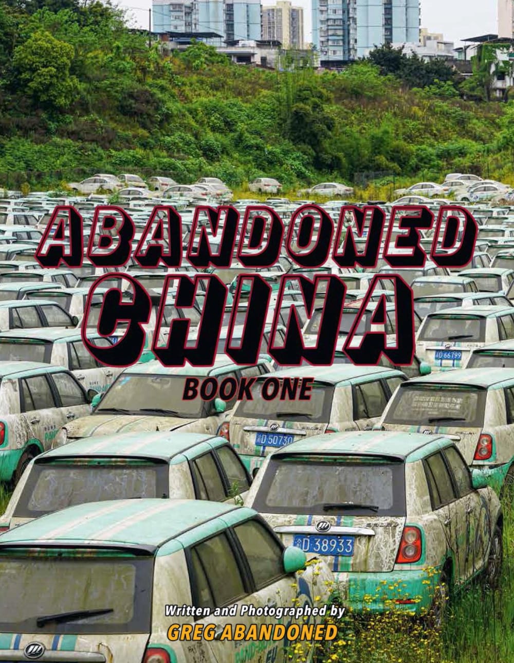 Couverture du livre avec "Abandoned China" écrit en rouge sur une photo de centaines de voitures abandonnées
