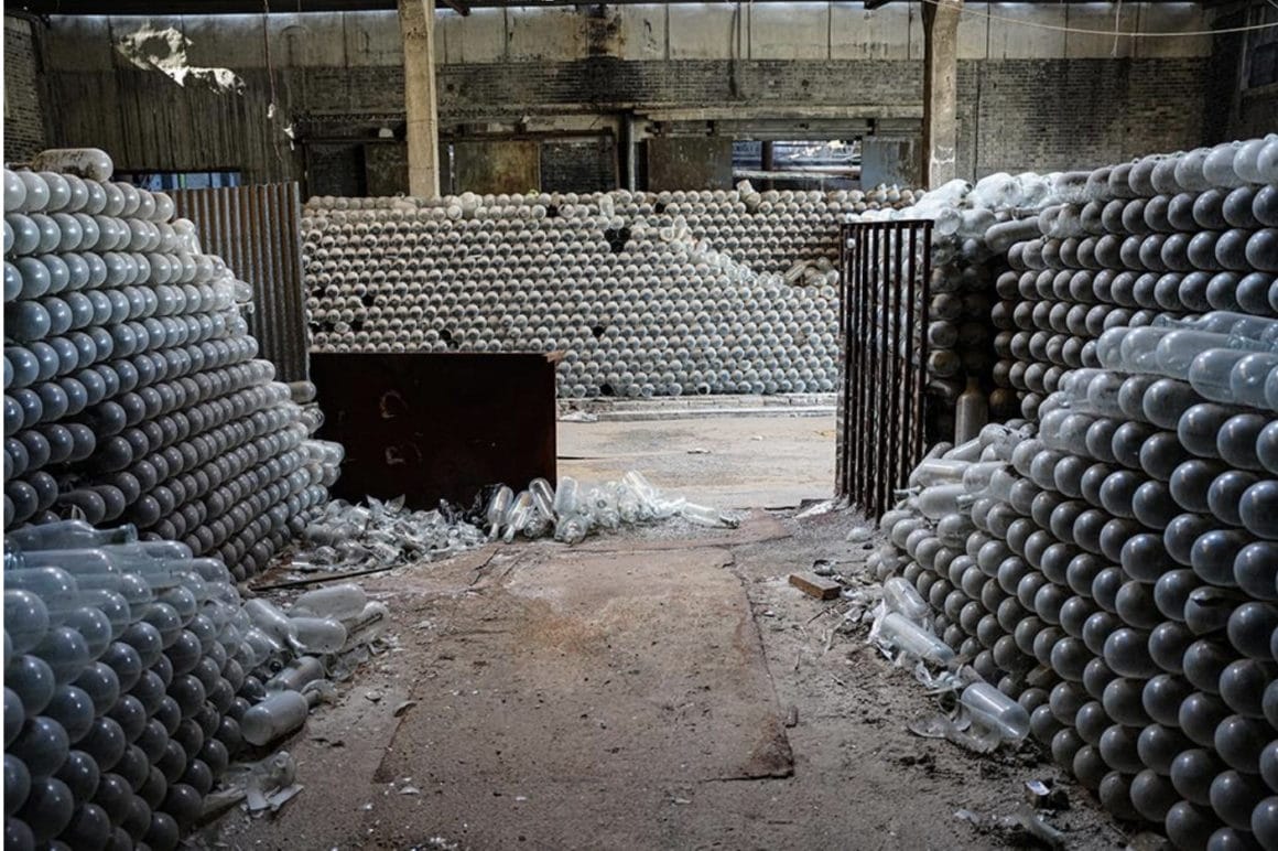 Photo de centaines de capsules de plastique dans un entrepôt abandonné en Chine