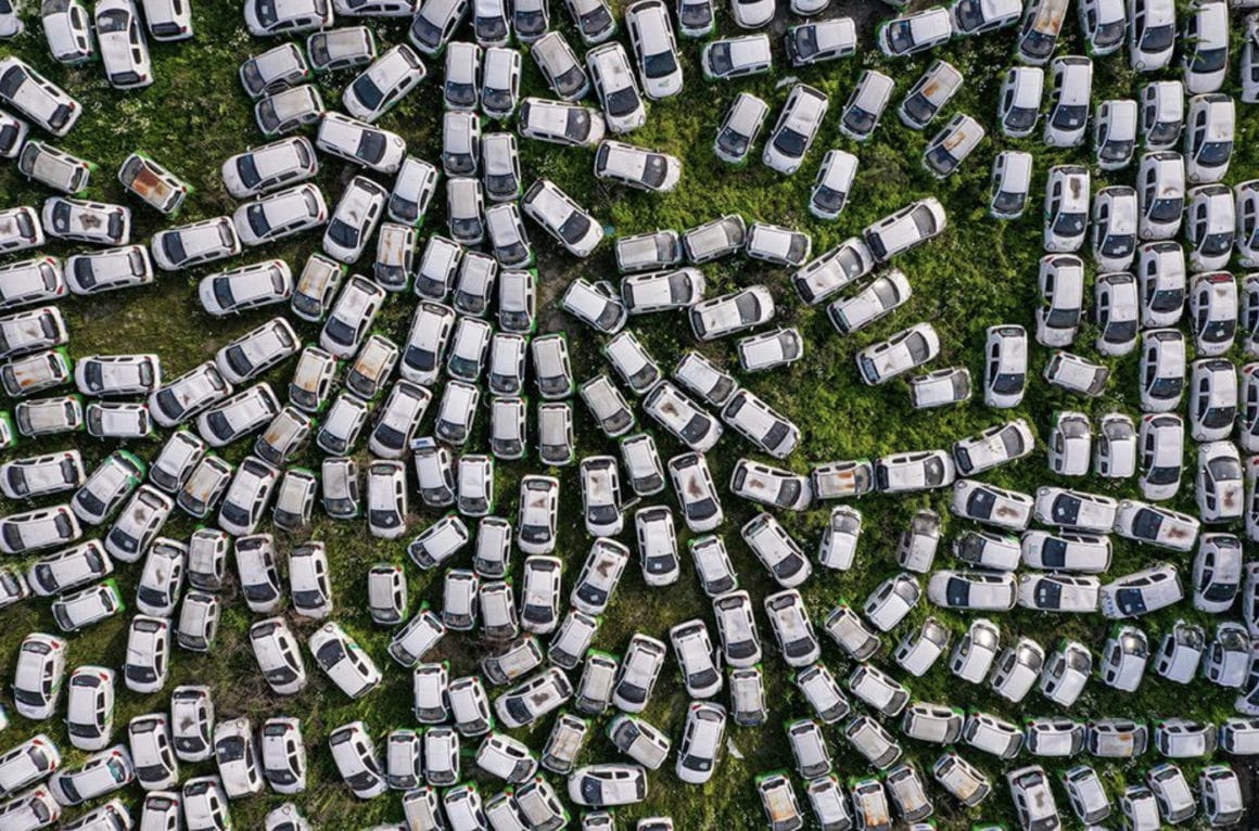 Photo aérienne de centaines de voitures blanches identiques abandonnées 