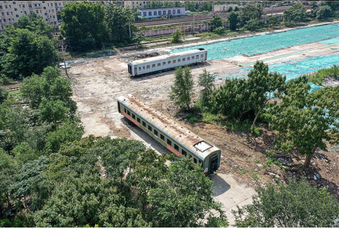 Photo aérienne de deux wagons de trains abandonnés 