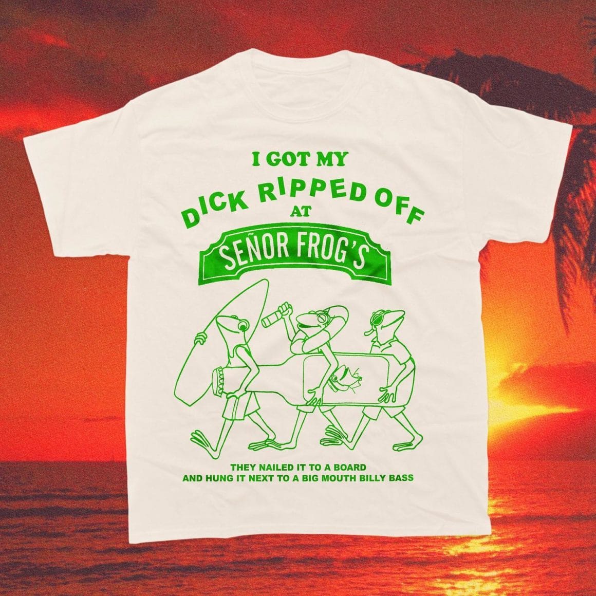 T-shirt avec un motif vert représentant trois grenouilles partant pour la plage en tenant une immense bouteille de bière. Au dessus on peut lire "I got my dick ripped off at senior forges"