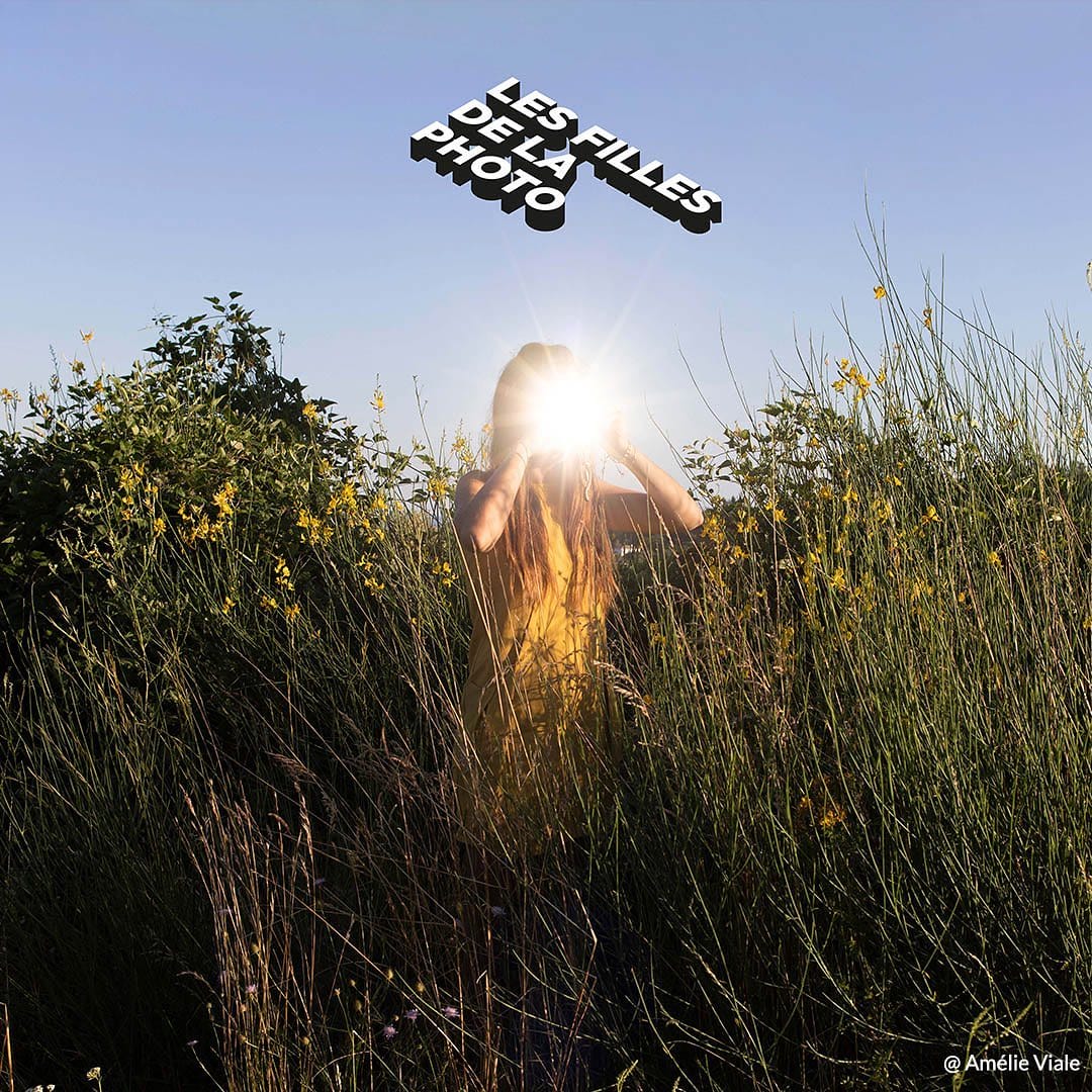 Photo d'une femme au visage lumineux dans une prairie pour l'affiche Les Filles de la Photo