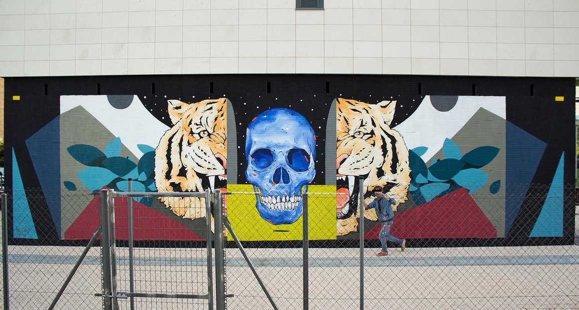 Fresque représentant une tête de tigre coupée en deux dévoilant un crâne humain bleu