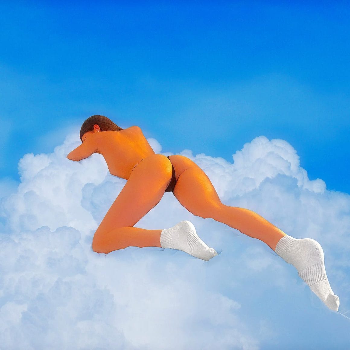 Montage d'une femme nue dormant sur des nuages sur le ventre