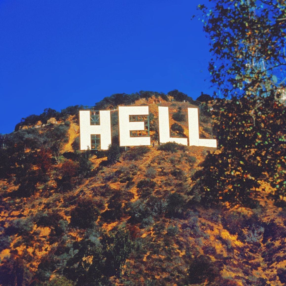 Montage du signe Hollywood formant le mot "hell" traduisez par enfer 