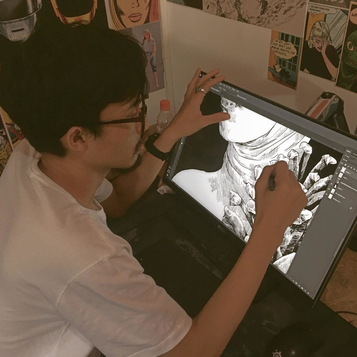 L'artiste Yusman Ali travaille sur sa tablette, sur son nouveau projet