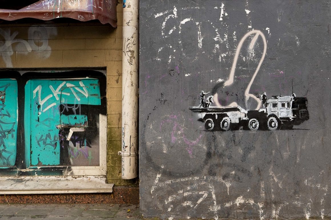 Banksy s'affiche sur les ruines de Borodianka en Ukraine 4